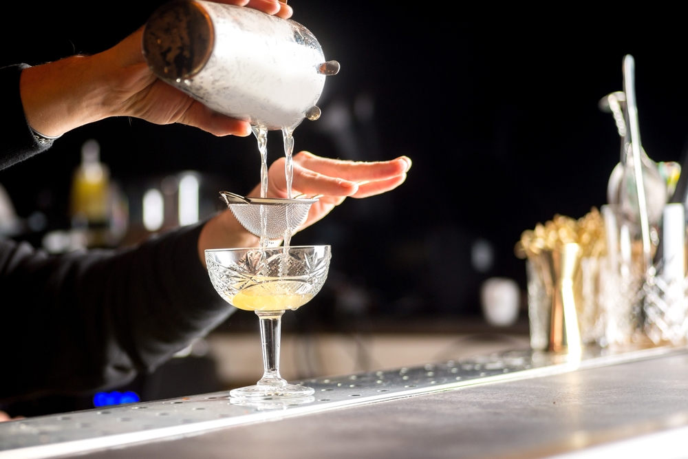 Bartender,Is,Preparing,A,Cocktail.,Bartender,Pours,A,Cocktail